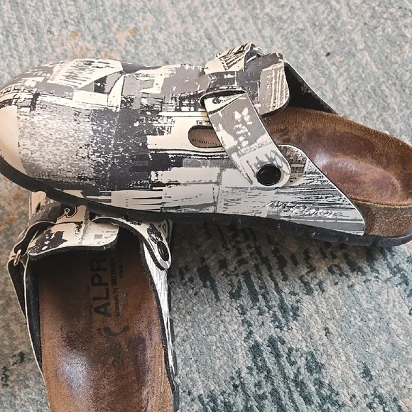 Graphic Print Clogs - Picture 3 of 3